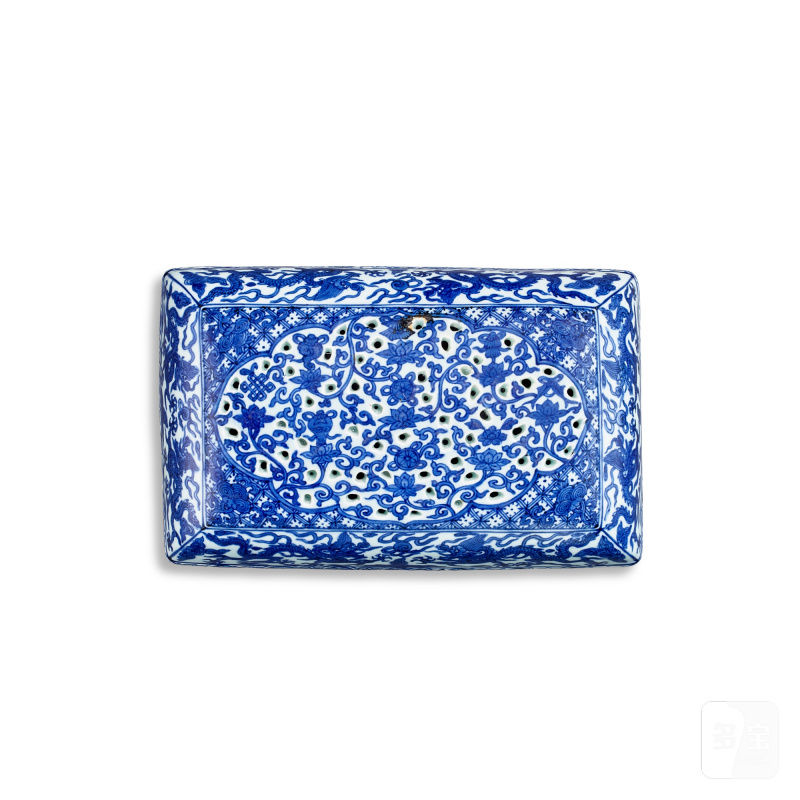 A blue and white 'dragon' box and cover, Mark and period of Wanli | 明萬曆 青花龍紋蓋盒 《大明萬曆年製》款 - 图3